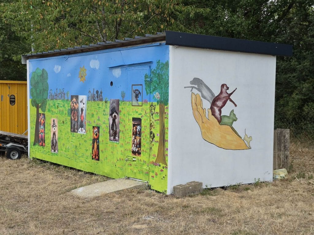 La nouvelle fresque et la main aux animaux, vue d'angle