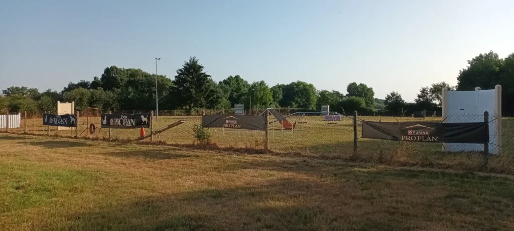 Terrain d'éducation canine du CECB avec ses agrès, ZI des Groges au Blanc